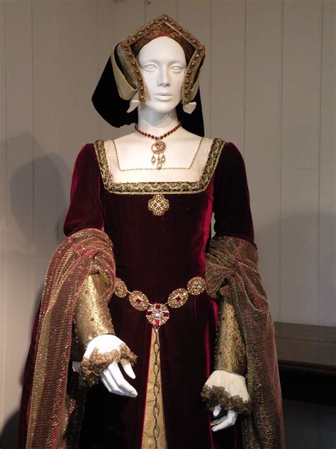 female tudor fashion.